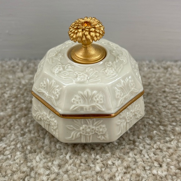 NWOB LENOX November Birthstone Two Piece Trinket Box Ivory Porcelain Topaz - Picture 3 of 7